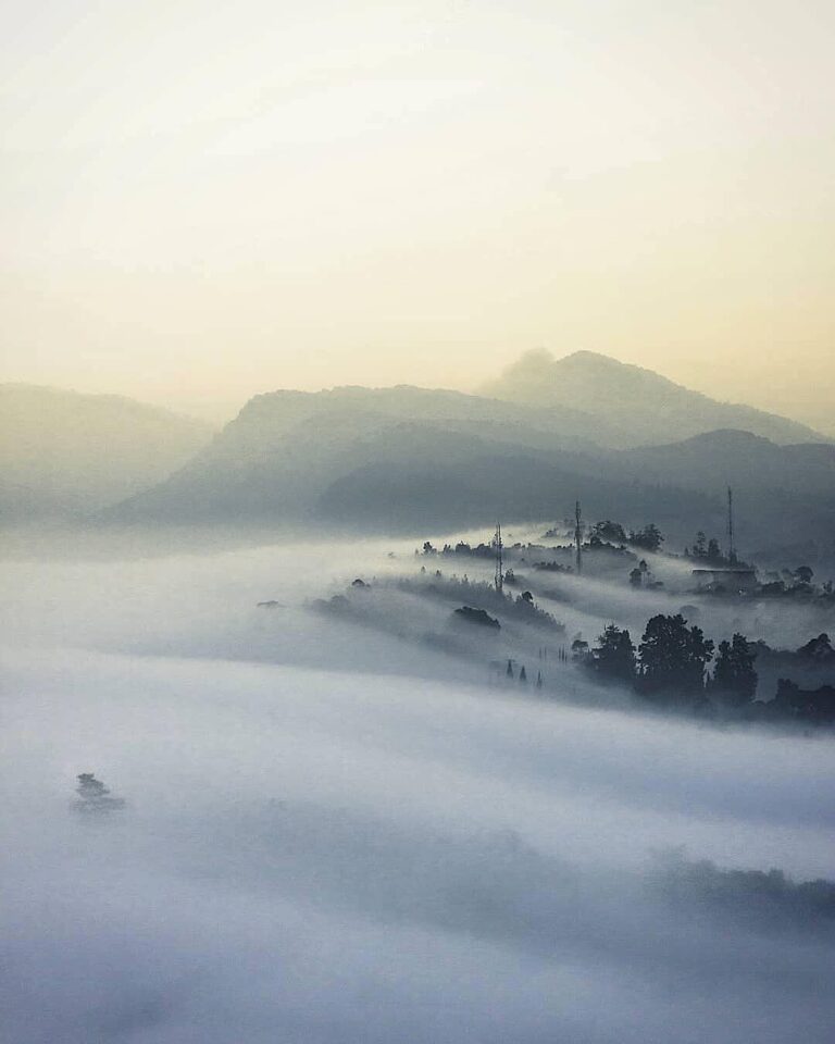 The fantastic view of Gunung Batu foggy morning captured by 
#explorebandung...