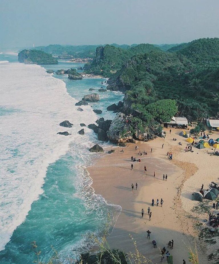 Hati-hati gelombang tinggi buat yang mau main ke pantai ya.

#explorejogja photo...