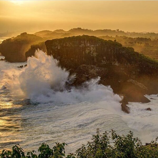 Hati-hati gelombang tinggi ya buat yang mau main ke pantai... #explorejogja phot...