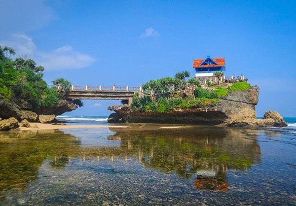 Udah pernah kesini belum? #explorejogja photo today by  taken at Pantai Kukup, G...