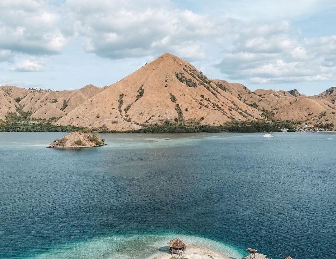 Saat Sobat Pesona menginjakkan kaki di Pulau Kelor, Labuan Bajo, Sobat Pesona ak...
