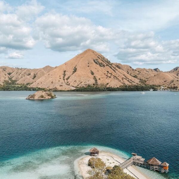 Saat Sobat Pesona menginjakkan kaki di Pulau Kelor, Labuan Bajo, Sobat Pesona ak...
