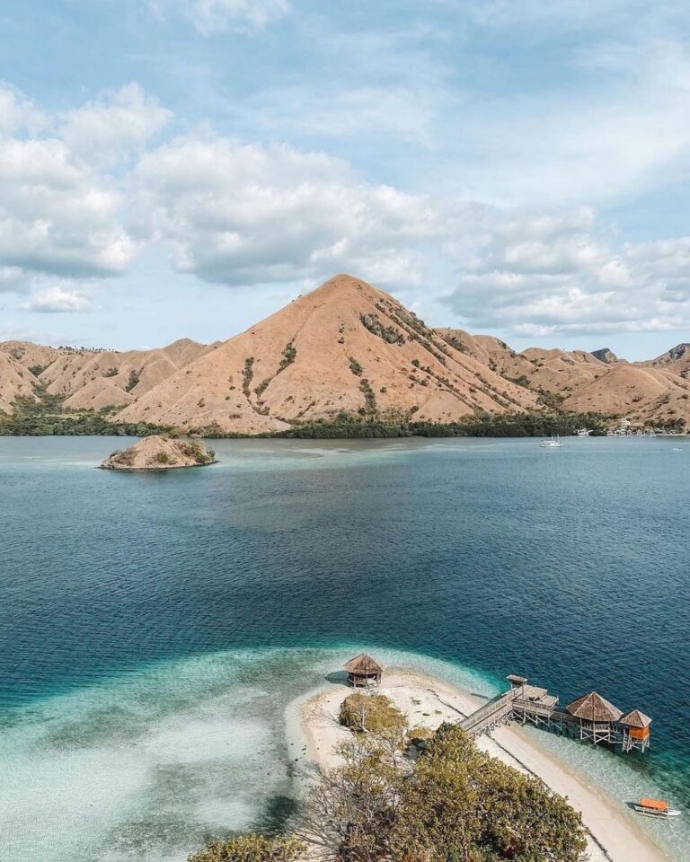 Saat Sobat Pesona menginjakkan kaki di Pulau Kelor, Labuan Bajo, Sobat Pesona ak...