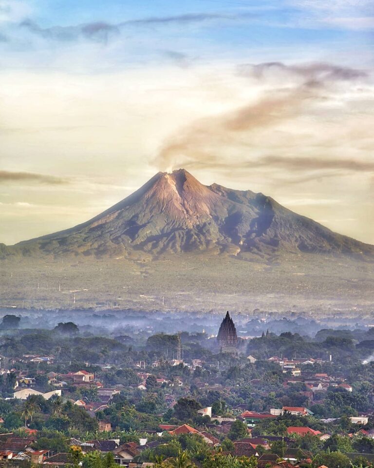 Selamat pagi.
Semoga Merapi baik-baik aja ya..
dan
Semoga harimu menyenangkan.

...